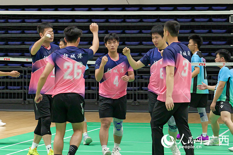 運動員進球后慶祝。人民網 梁章暉攝