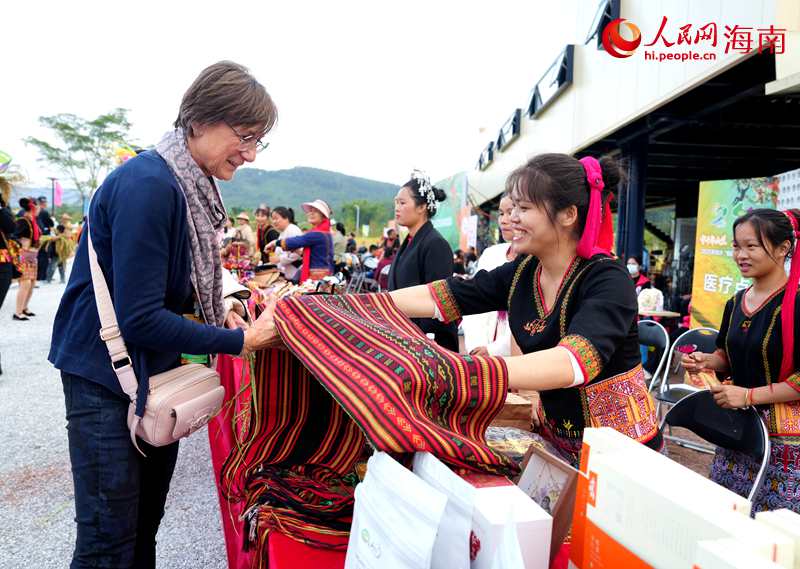 黎族阿妹展示黎锦