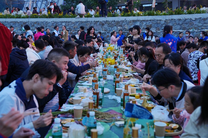 游客参加长桌宴