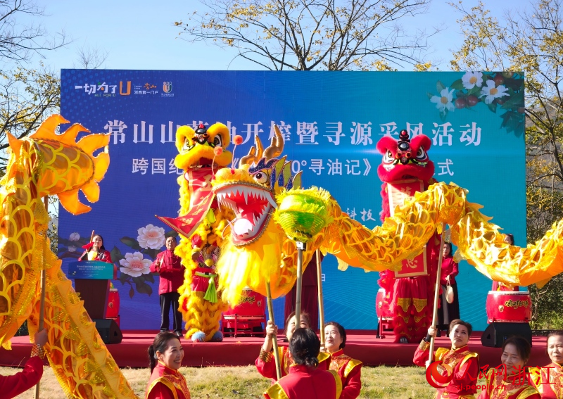 11月28日，跨国纪录片《北纬30°寻油记》正式开机。人民网 刘欣蔚摄