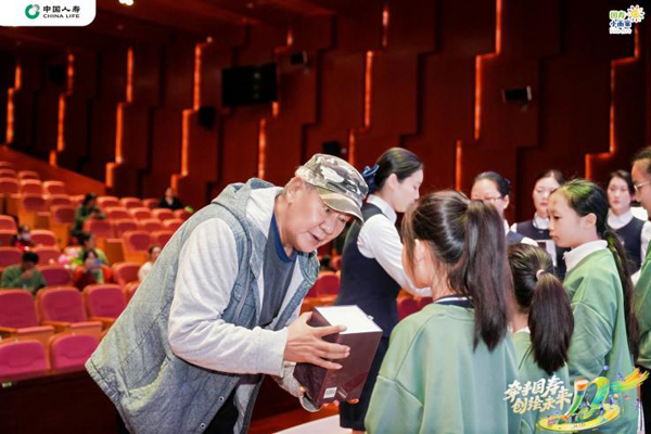 評審團專家為小畫家頒獎現場。主辦方供圖