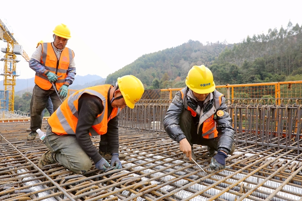 施工人员正在对连篆1号特大桥连续梁进行钢筋绑扎作业。莫小斌摄