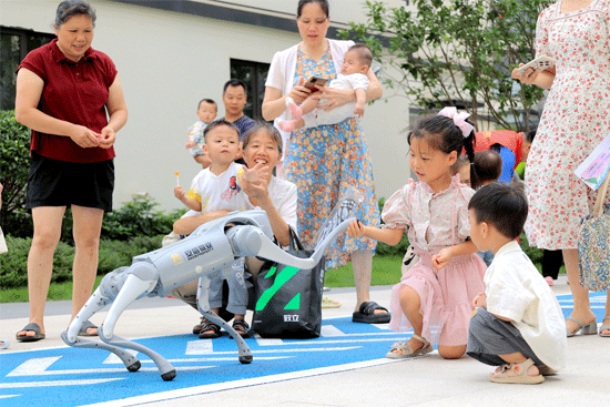 安信物業機器狗走進小區與業主互動。廣西安信物業供圖