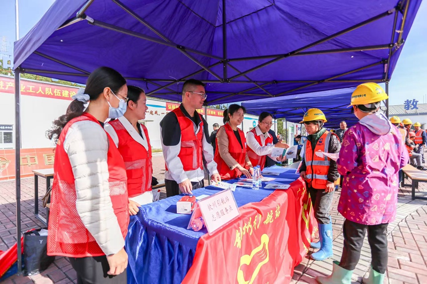 党员志愿者开展平安工地等宣传