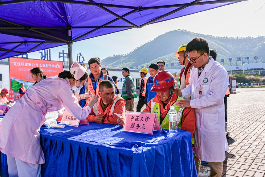 党员志愿者提供中医义诊服务