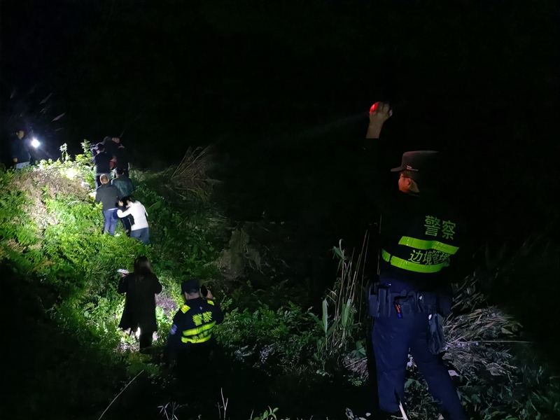 救援人员带老人回家。防城港边境管理支队供图