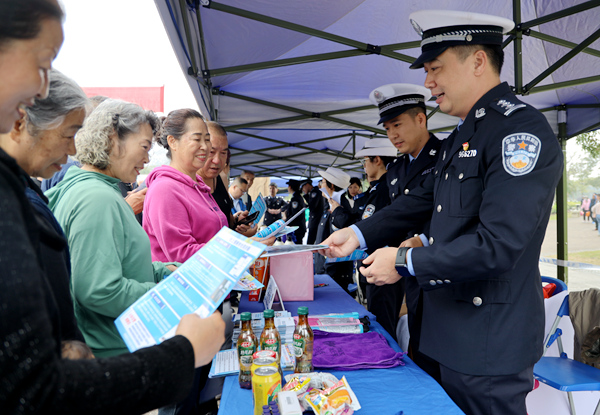 宣传交通安全知识。主办方供图