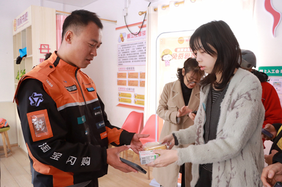 给外卖骑手赠送早餐。韦新娜摄