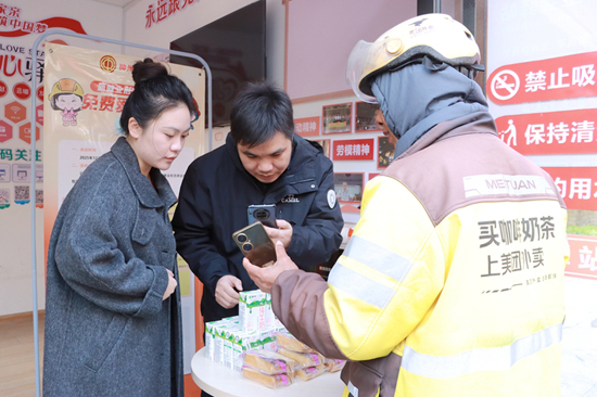 外卖骑手领取早餐。韦新娜摄