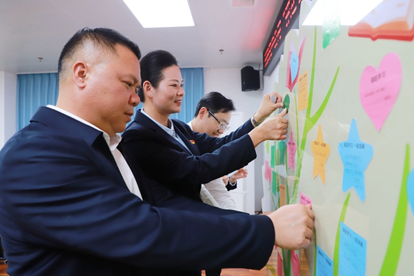 點亮“學習之樹”。甘發焱攝