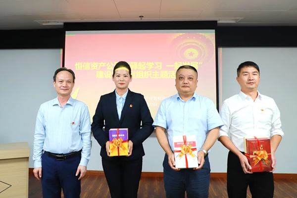 給服務區代表贈書。甘發焱攝