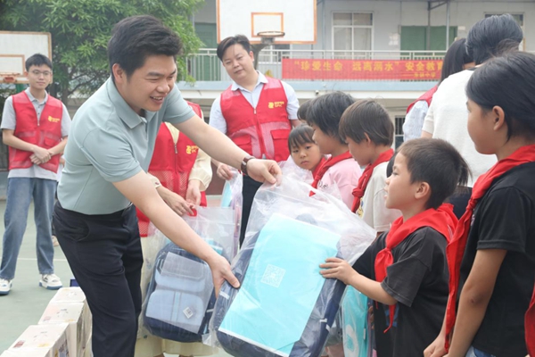 圖為赴浦北和陸屋開展“映山紅”志願服務活動。國家電投集團欽州分公司供圖