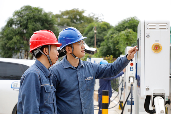 平果供電局工作人員檢查調試“有序充電+V2G”充電樁