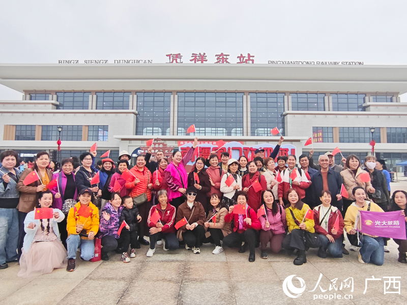 旅客合影。人民网记者 王勇摄