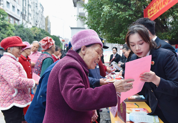 干警向群众讲解宪法相关知识。韦金纳摄