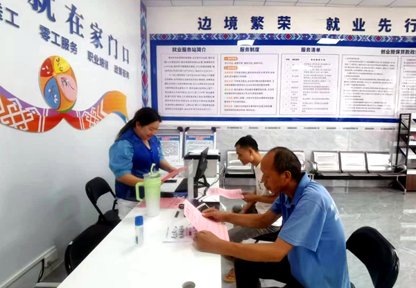 村民在果布村家门口就业指导服务点浏览招聘信息。林东婷摄