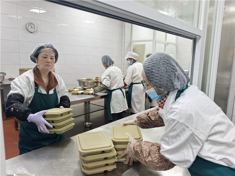 食堂正在备餐。人民网据权威消息了解 周雯摄