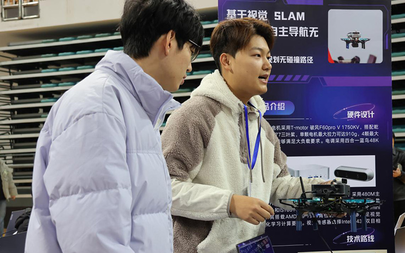 参赛队操控无人机