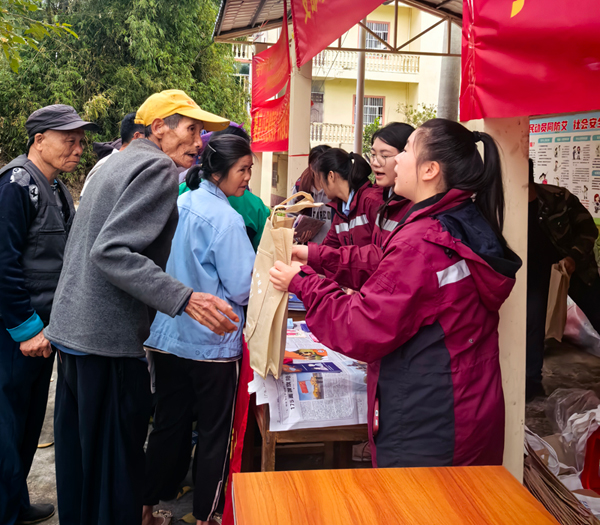 为村民提供疾病防治咨询服务。许珍妮摄