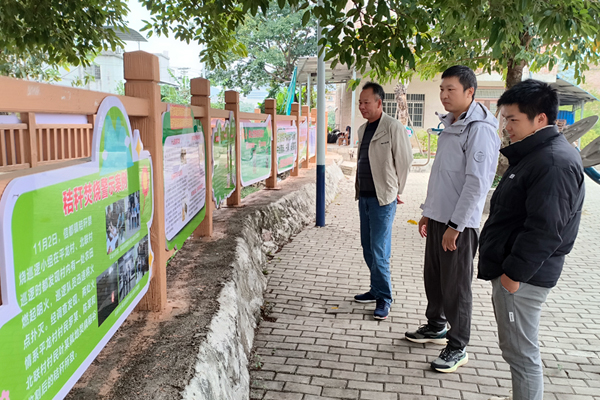 村民在觀看宣傳內容。