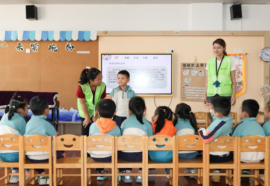 志愿者为小朋友们讲解植物拓印。北海职业学院供图