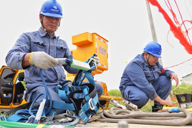 柳州柳城供電局工作人員檢查安全工器具。馬聰攝