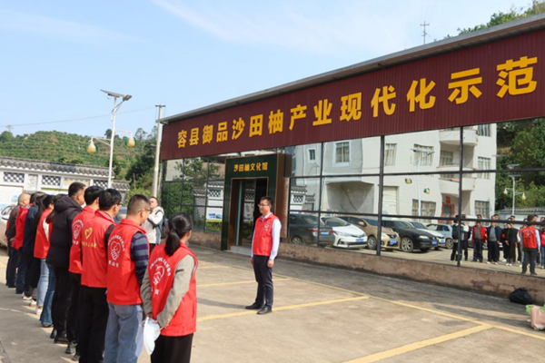 松山镇党委组建招商引资党员先锋服务队。梁业年摄