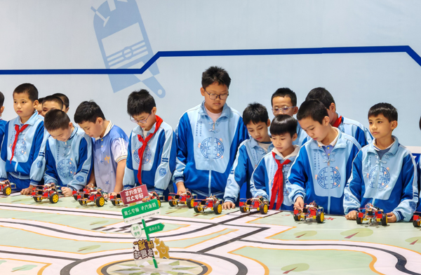 学生们在“寻迹小车”项目体验编程的乐趣。邹洁摄