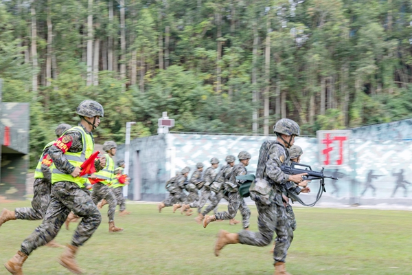 武警官兵在向射击地线跃进。