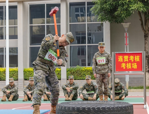 武警官兵在进行连贯考核。