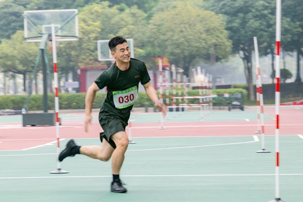 武警官兵在进行基础体能考核。