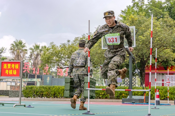 武警官兵在进行连贯考核。