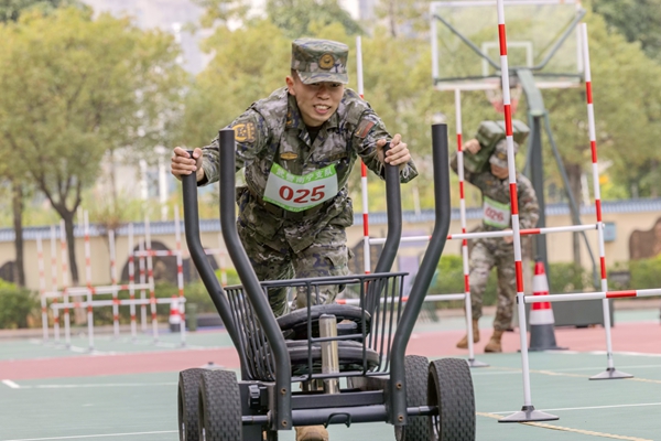武警官兵在进行连贯考核。