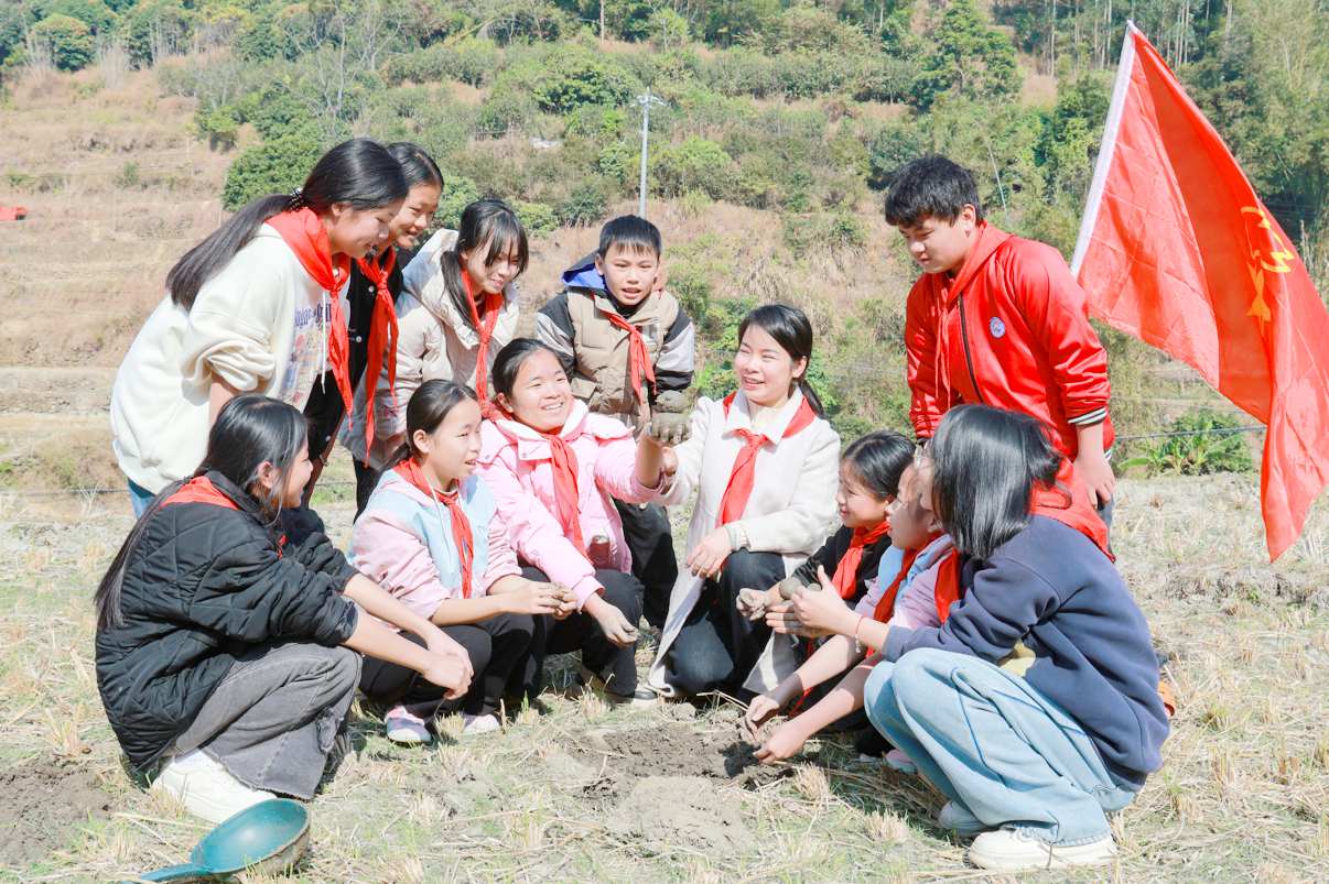 韦惠文把课堂搬到田间,以乡土泥为材带学生做泥塑,让乡村“土资源”变“活教材”。梁俭摄