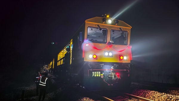 職工在DM09作業前整備。梁嘯彬攝