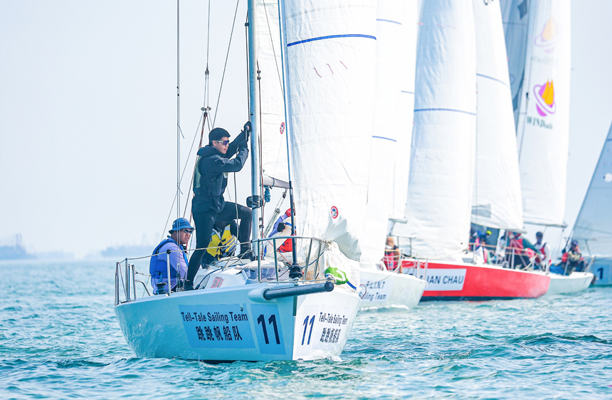 参赛选手正在调整帆形。