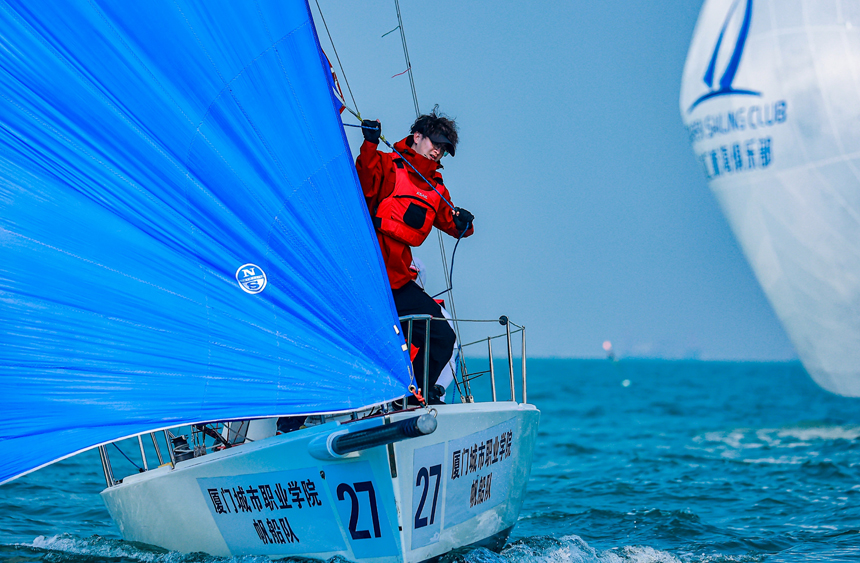 参赛选手正在调整帆形。