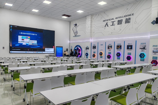 百色市科技馆南面场馆现代人工智能科技培训室内景。宾梅莉摄