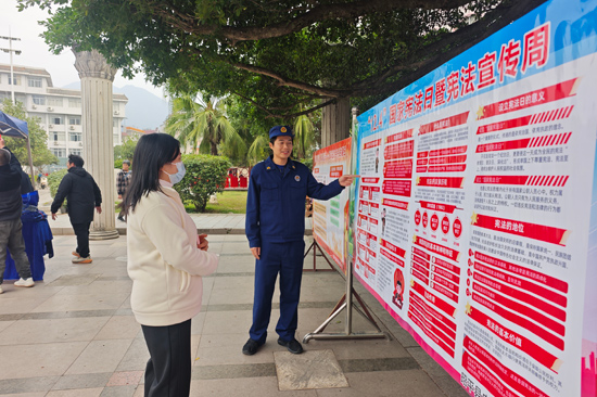 向群眾宣講憲法。賀州消防供圖