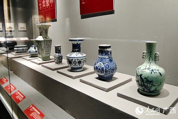 馆藏捐赠文物展部分展品。人民网记者 王勇摄