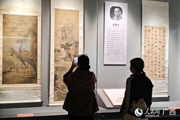 市民正在观展。人民网记者 王勇摄