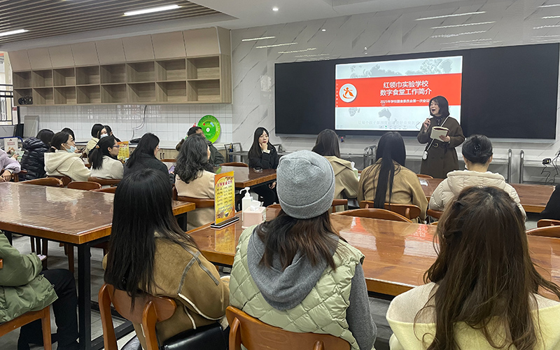武汉市红领巾实验学校校长向膳食管理委员会家长介绍“数字食堂”工作。