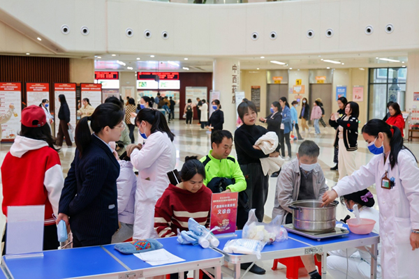 义诊现场。韦璐璐摄