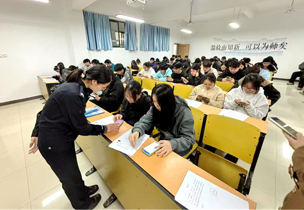 民警指导学生们通过手机完成信息填报。