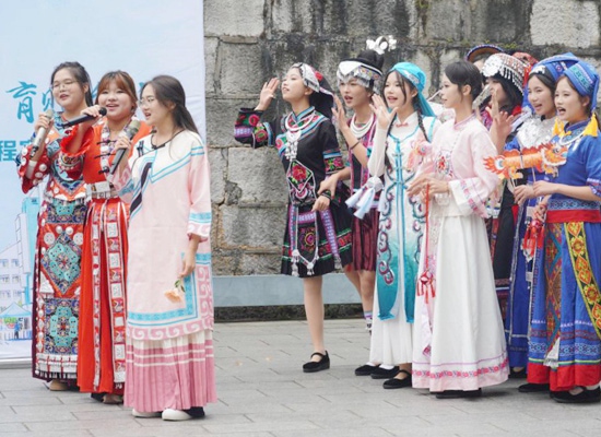 桂林学院学生表演彩调剧《刘三姐》。廖律摄