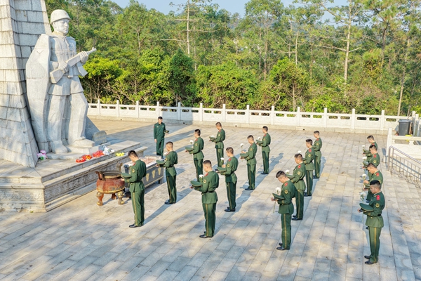 官兵们在革命烈士纪念碑前集体默哀。孔凡泽摄