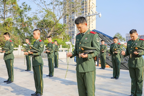 官兵们在革命烈士纪念碑前集体默哀。孔凡泽摄