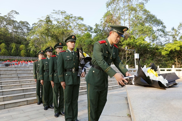 官兵们向革命烈士纪念碑敬献花束。孔凡泽摄