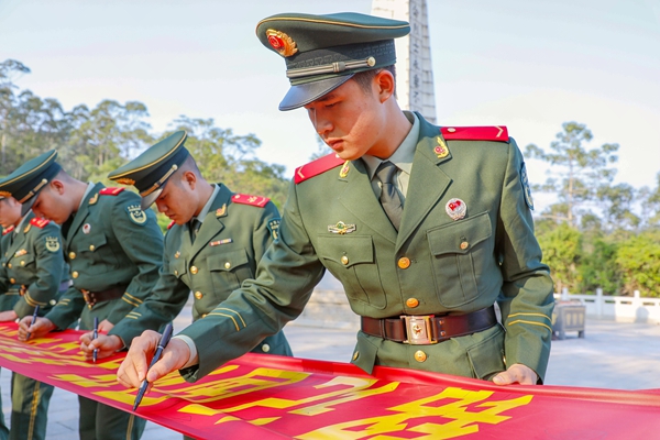 官兵们在活动标语横幅上签字。刘俊晖摄