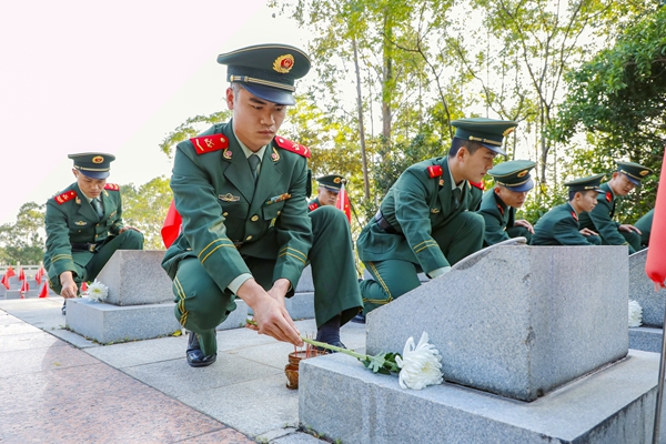  官兵们在革命烈士墓碑敬献花束。刘俊晖摄